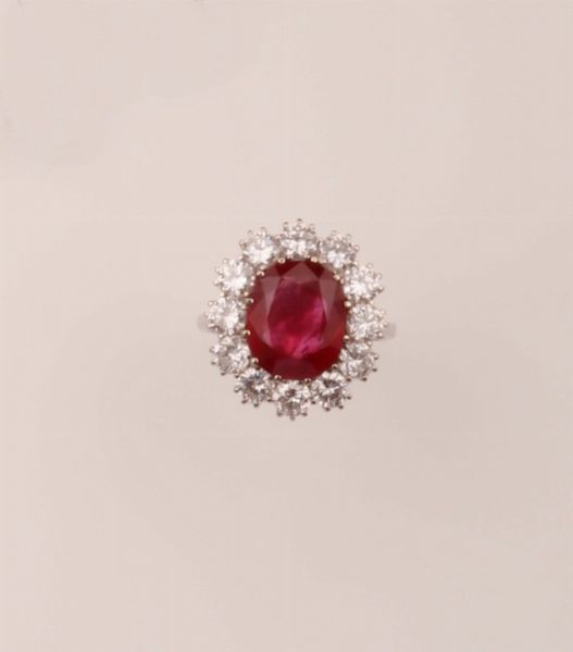 Anello con rubino Burma di ct 6,18 e diamanti a contorno  - Asta Fine Jewels - Associazione Nazionale - Case d'Asta italiane