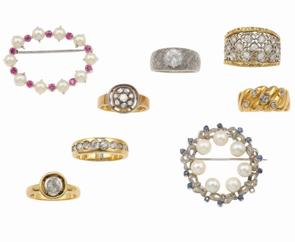Lotto composto da sei anelli con diamanti naturali e sintetici e due spille con perle coltivate, zaffiri e rubini  - Asta Gioielli - Associazione Nazionale - Case d'Asta italiane
