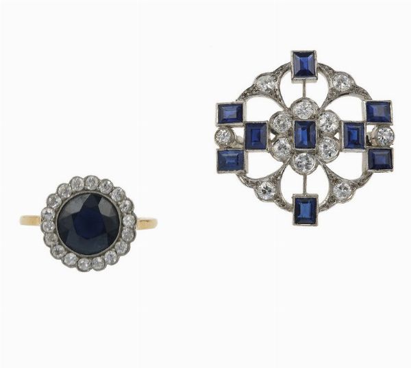 Lotto composto da una spilla ed un anello con piccoli diamanti e zaffiri  - Asta Gioielli - Associazione Nazionale - Case d'Asta italiane