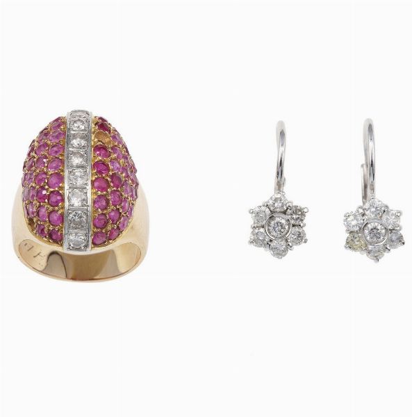 Lotto composto da un anello ed un paio di orecchini con diamanti e rubini sintetici  - Asta Gioielli - Associazione Nazionale - Case d'Asta italiane