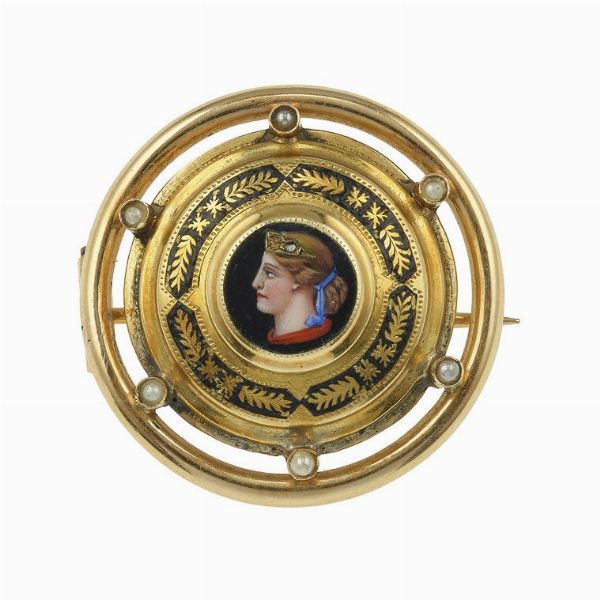 Spilla con smalti policromi e piccole perle  - Asta Gioielli - Associazione Nazionale - Case d'Asta italiane