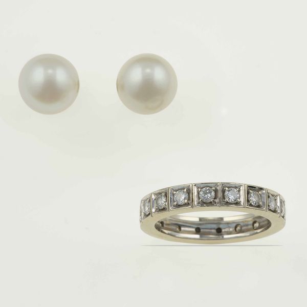 Lotto composto da un paio di orecchini con perle coltivate ed un anello con diamanti  - Asta Gioielli - Associazione Nazionale - Case d'Asta italiane