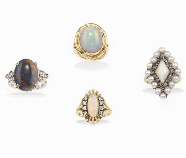 Lotto composto da quattro anelli con opali, piccoli diamanti e perle coltivate  - Asta Gioielli - Associazione Nazionale - Case d'Asta italiane