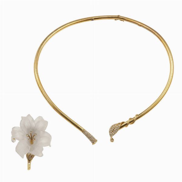 Lotto composto da un girocollo rigido con diamanti ed una spilla in quarzo e diamanti  - Asta Gioielli - Associazione Nazionale - Case d'Asta italiane