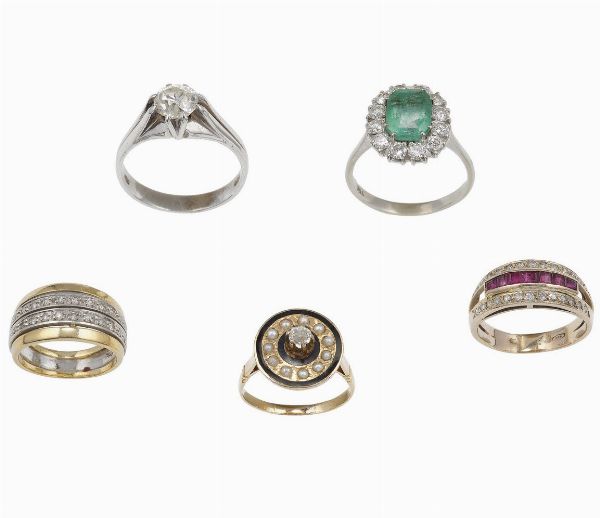 Lotto composto da cinque anelli con gem-set  - Asta Gioielli - Associazione Nazionale - Case d'Asta italiane