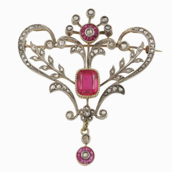 Spilla con rubini sintetici e rosette di diamante  - Asta Gioielli - Associazione Nazionale - Case d'Asta italiane