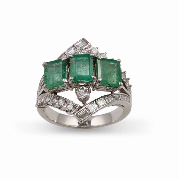 Anello con tre smeraldi Brasile di ct 0.60 circa l'uno e diamanti taglio brillante e baguette  - Asta Gioielli - Associazione Nazionale - Case d'Asta italiane