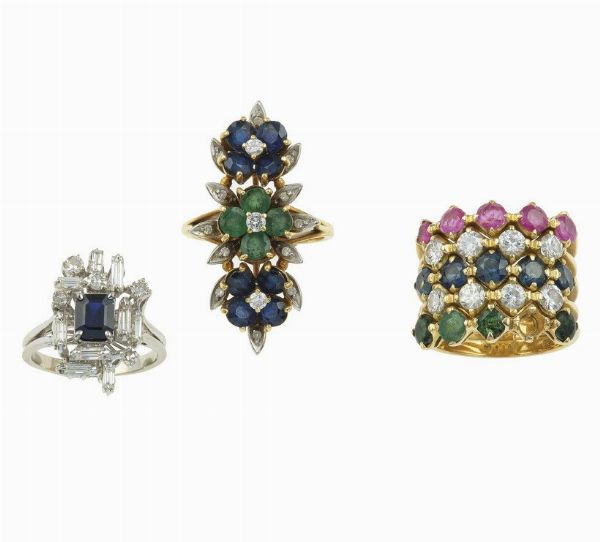 Lotto composto da tre anelli con diamanti, zaffiri, smeraldi e rubini  - Asta Gioielli - Associazione Nazionale - Case d'Asta italiane
