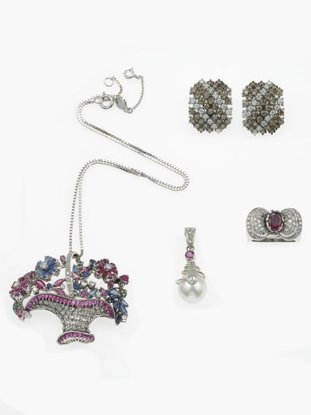 Lotto composto da due pendenti, un anello ed un paio di orecchini con diamanti e gem-set  - Asta Gioielli - Associazione Nazionale - Case d'Asta italiane