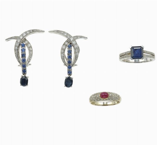 Lotto composto da due anelli ed un paio di orecchini con piccoli diamanti, rubino e zaffiri  - Asta Gioielli - Associazione Nazionale - Case d'Asta italiane