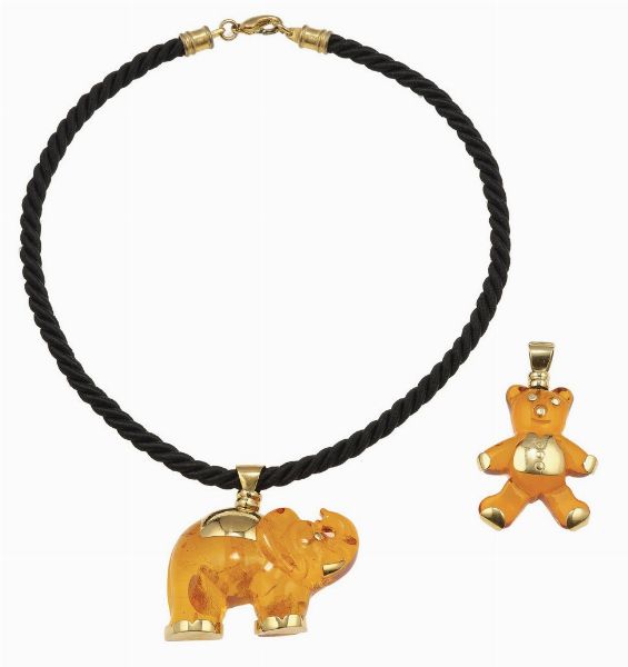 Lotto composto da due pendenti in ambra scaldata  - Asta Gioielli - Associazione Nazionale - Case d'Asta italiane