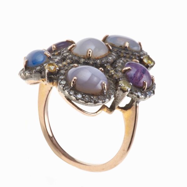 Anello con corindoni stellati e piccoli diamanti  - Asta Gioielli - Associazione Nazionale - Case d'Asta italiane