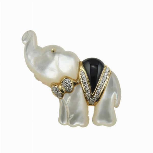 Spilla elefantino con madreperla, onice e piccoli diamanti  - Asta Gioielli - Associazione Nazionale - Case d'Asta italiane