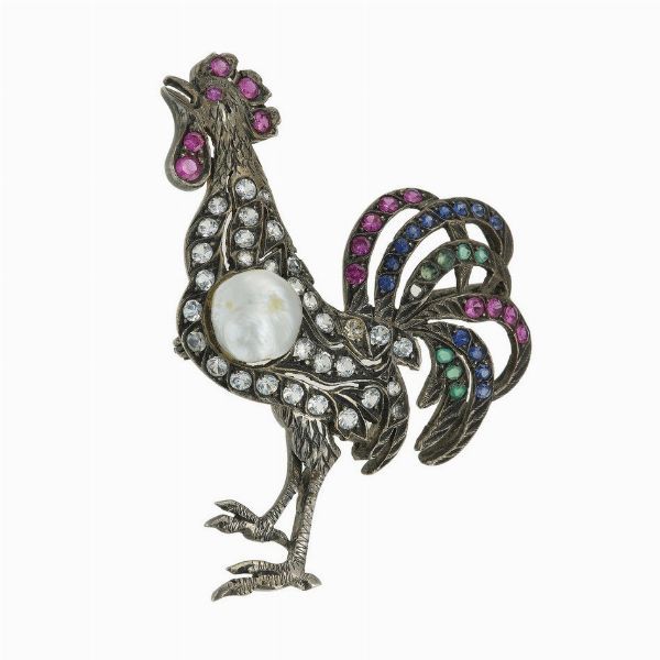 Spilla galletto con piccoli diamanti, rubini, zaffiri, smeraldi e perla coltivata  - Asta Gioielli - Associazione Nazionale - Case d'Asta italiane