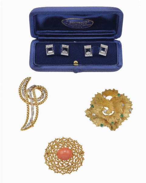 Lotto composto da tre spille ed un paio di bottoni da polso  - Asta Gioielli - Associazione Nazionale - Case d'Asta italiane