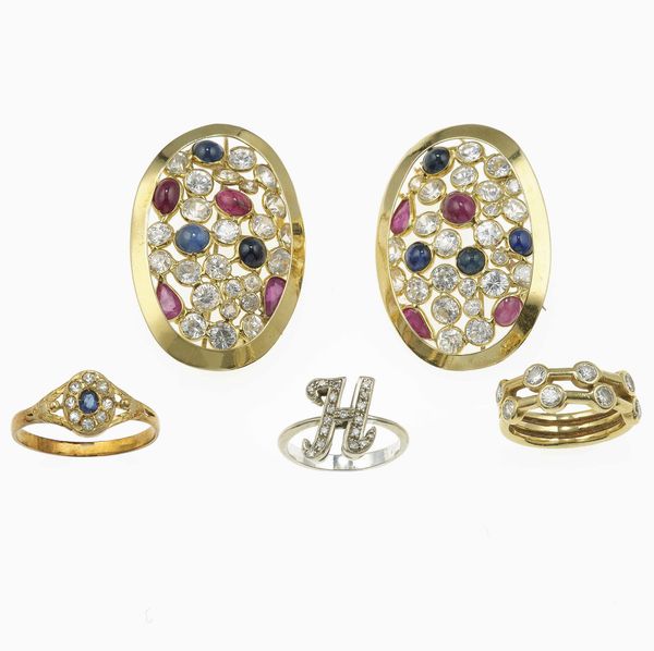 Lotto composto da una coppia di spille/pendenti e tre anelli con imitazioni di diamanti e corindoni rossi e blu  - Asta Gioielli - Associazione Nazionale - Case d'Asta italiane