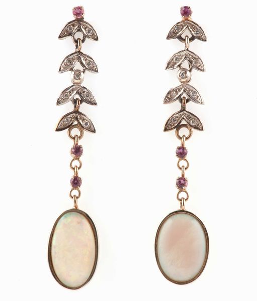 Orecchini pendenti con opali, piccoli diamanti e rubini  - Asta Gioielli - Associazione Nazionale - Case d'Asta italiane