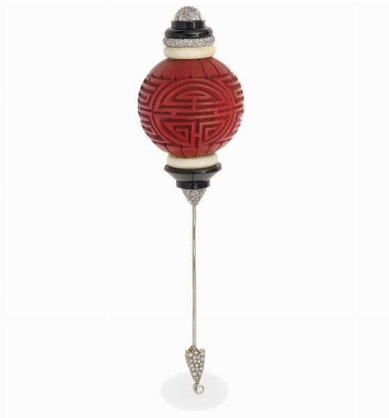 Spillone porte bonheur in lacca, onice, resina e piccoli diamanti  - Asta Gioielli - Associazione Nazionale - Case d'Asta italiane