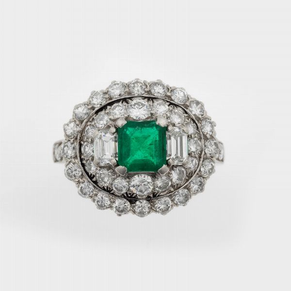 Anello con smeraldo centrale di ct 0.70 circa e diamanti a contorno per ct 1.60 circa  - Asta Gioielli - Associazione Nazionale - Case d'Asta italiane