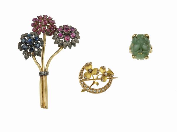 Lotto composto da due spille ed un anello con zaffiri, rubini, giadeite e piccole perle  - Asta Gioielli - Associazione Nazionale - Case d'Asta italiane
