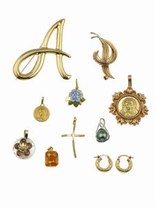 Lotto composto da 15 anelli, 6 collane, 2 spille, 1 paio di orecchini, 7 pendenti e 4 bracciali  - Asta Gioielli - Associazione Nazionale - Case d'Asta italiane