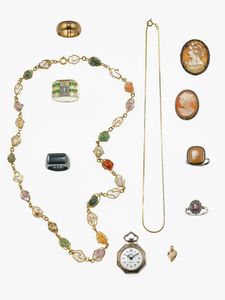 Lotto composto da 15 anelli, 6 collane, 2 spille, 1 paio di orecchini, 7 pendenti e 4 bracciali  - Asta Gioielli - Associazione Nazionale - Case d'Asta italiane