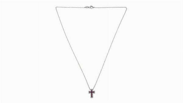 CATENA CON CIONDOLO : Peso gr 3 5 in oro bianco a forma di croce con diamanti taglio brillante per totali ct 0 10 ca e rubini taglio rotondo per totali ct 0 11 ca  - Asta Gioielli - Associazione Nazionale - Case d'Asta italiane