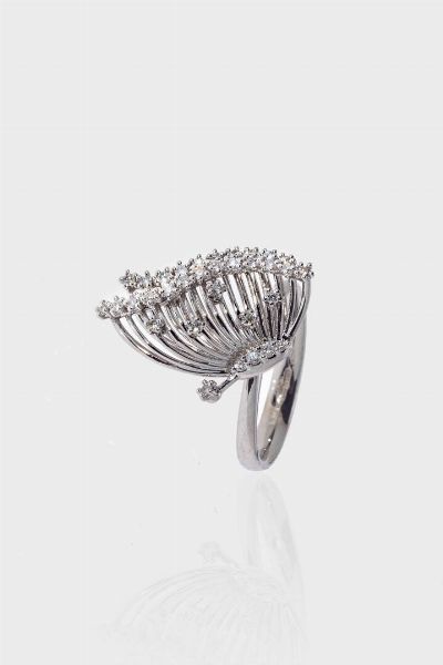 ANELLO : Peso gr 5 9 Misura 14 (54) in oro bianco  sommit a farfalla  con ali traforate e diamanti taglio brillante per totali ct 0 44 ca  probabile colore G-H  purezza IF-VVS  - Asta Gioielli - Associazione Nazionale - Case d'Asta italiane