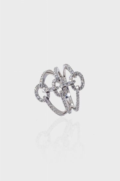 ANELLO : Peso gr 7 3 Misura 15 (55) in oro bianco  sommit� con quattro file di diamanti taglio brillante per totali ct 1 0 ca  probabile colore G-H  purezza IF-VVS  raccordate al centro da ovali.  - Asta Gioielli - Associazione Nazionale - Case d'Asta italiane