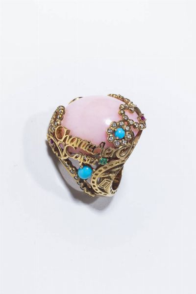 CHANTECLER : Peso gr 22 3 Misura 13 (53) Anello in oro giallo 9 Kt  firmato Chantecler  con grande opale rosa cabochon  turchese cabochon  zaffiri  rubini  smeraldi per totali ct 0 45 ca e diamanti taglio brillante per totali ct 0 30 ca.  - Asta Gioielli - Associazione Nazionale - Case d'Asta italiane
