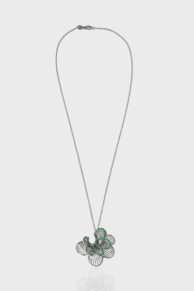 CATENA CON CIONDOLO : Peso gr 7 2 in oro bianco  a forma di fiore  con petali traforati e diamanti taglio brillante per totali ct 0 19 ca  probabile colore G-H  purezza IF-VVS e smeraldi taglio rotondo per totali ct 0 50 ca  - Asta Gioielli - Associazione Nazionale - Case d'Asta italiane