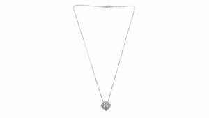 CATENA CON CIONDOLO - Peso gr 5 3 in oro bianco di forma geometrica con diamanti taglio brillante per totali ct 0 61 ca  probabile colore  [..]