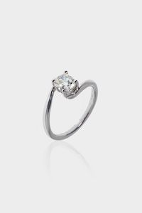 ANELLO - Peso gr 2 7 Misura 14 (54) in oro bianco 14 Kt con diamante solitario taglio a cuscino  di ct 0 90  colore H   [..]