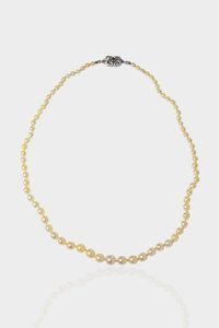 GIROCOLLO - Lunghezza cm 48 composto da un filo di perle giapponesi del diam. mm (difetti). Chiusura in oro 9 Kt con al centro  [..]