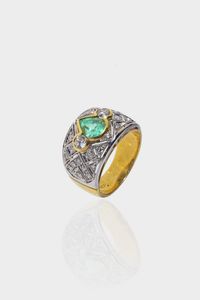 ANELLO - Peso gr 10 4 Misura 16 (56) in oro giallo e bianco  a fascia  anni '90  con al centro uno smeraldo taglio a goccia  [..]