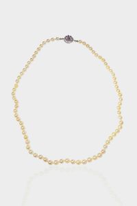 GIROCOLLO - Lunghezza cm 62 composto da un filo di perle giapponesi del diam. di mm 7 e 7 5 ca. Chiusura in oro bianco  anni  [..]