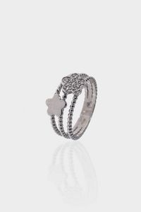 ANELLO - Peso gr 3 3 Misura 13 (53) in oro bianco  lavorato a corda  con tre fasce sormontate da due fiori di cui uno in  [..]