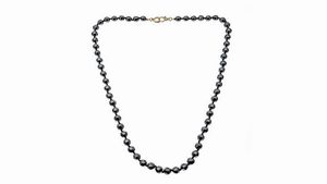 COLLANA - Lunghezza cm 74 composta da sfere sfaccettate di ematite. Chiusura in oro giallo