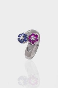 ANELLO - Peso gr 5 8 Misura 15 (55) in oro bianco satinato  modello contrari  con fiori in rubini taglio rotondo per totali  [..]