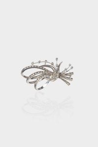 SPILLA - Peso gr 11 4 Cm 5x3 in oro bianco  a voluta  anni '50  con diamanti taglio 8/8 per totali ct 0 50 ca