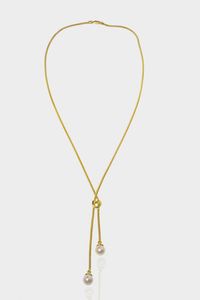 GIROCOLLO - Peso gr 10 in oro giallo  lavorato a corda  al centro cuore trattenente due frange terminanti con due perle giapponesi  [..]