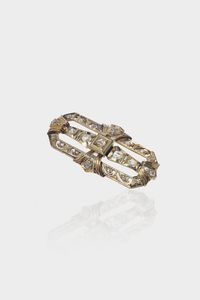 SPILLA - Peso gr 12 8 Cm 2x5 in oro bianco  anni '30  di forma rettangolare con angoli smussati; rosette di diamanti per  [..]