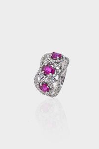 ANELLO - Peso gr 8 1 Misura 14 (54) in oro bianco  sommit con tre rubini taglio ovale per totali ct 1 60 ca e diamanti  [..]