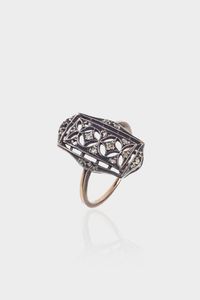 ANELLO - Peso gr 3 0 Misura 17 (57) in oro a bassa caratura ed argento  inizi XX secolo  sommit rettangolare con rosette  [..]