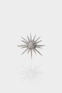 SPILLA - Peso gr 10 8 Diam. cm 4 in oro bianco  anni '50  a stella a sedici punte  con diamanti taglio 8/8 e brillante  [..]
