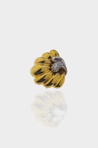 SPILLA - Peso gr 21 6 Cm 3 5x3 5 in oro giallo  a forma di conchiglia  con riccioli in oro bianco e diamanti taglio brillante  [..]