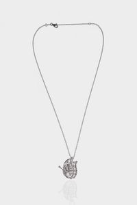 CATENA CON CIONDOLO - Peso gr 5 1 in oro bianco  a forma di farfalla  con ali traforate e diamanti taglio brillante per totali ct 0  [..]