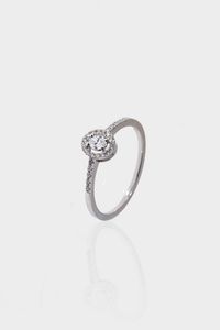 ANELLO - Peso gr 1 7 Misura 14 (54) in oro bianco con al centro diamante taglio ovale di ct 0 11 ca  contornato da diamanti  [..]