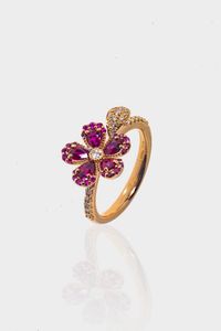 ANELLO - Peso gr 4 7 Misura 14 854) in oro rosa  sommit a fiore  con petali in rubini taglio ovale e rotondo per totali  [..]