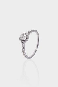 ANELLO - Peso gr 2 1 Misura 13 (53) in oro bianco al centro  a cerchi concentrici  in pav di diamanti taglio brillante  [..]